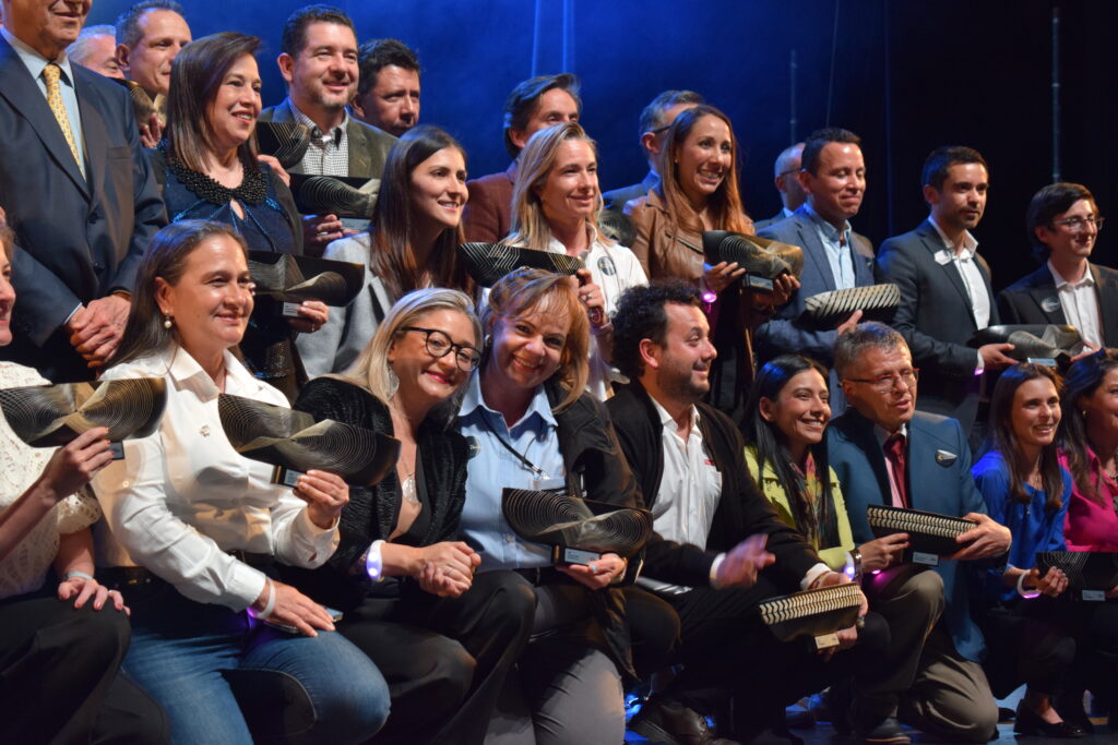 Fotografia de la Gerente General junto a una operadora con el premio de sostenibilidad.